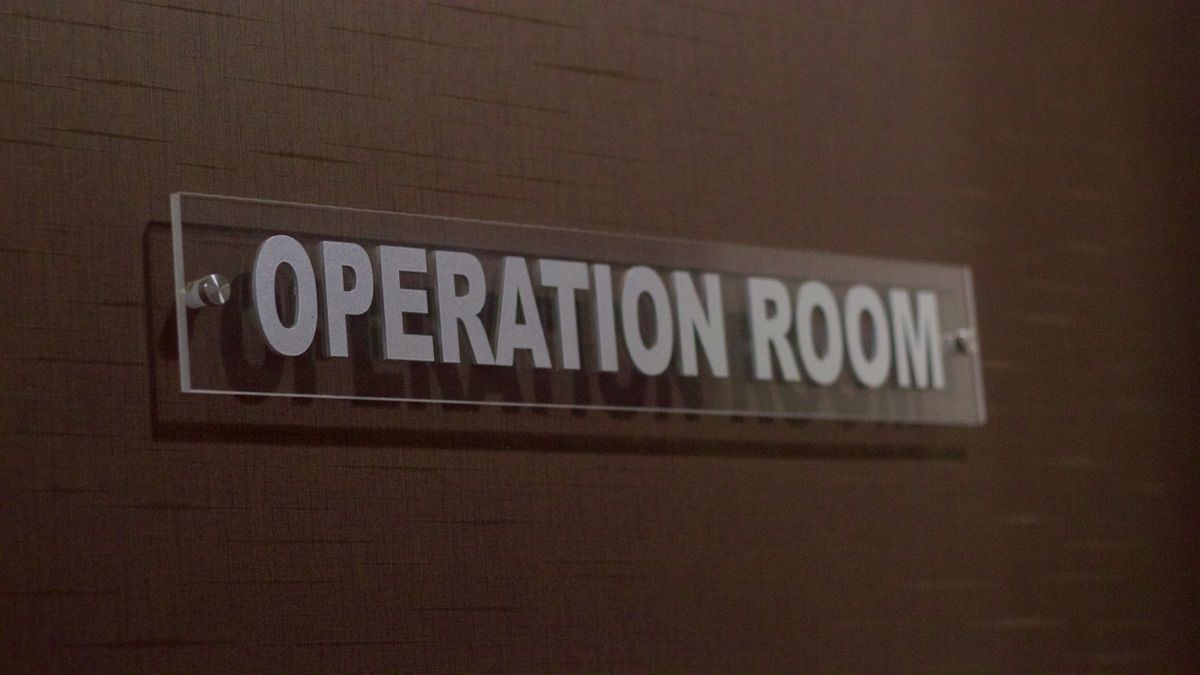 The operation room door sign
