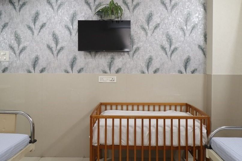 The crib in the Amber deluxe room, where new mothers recover after delivery